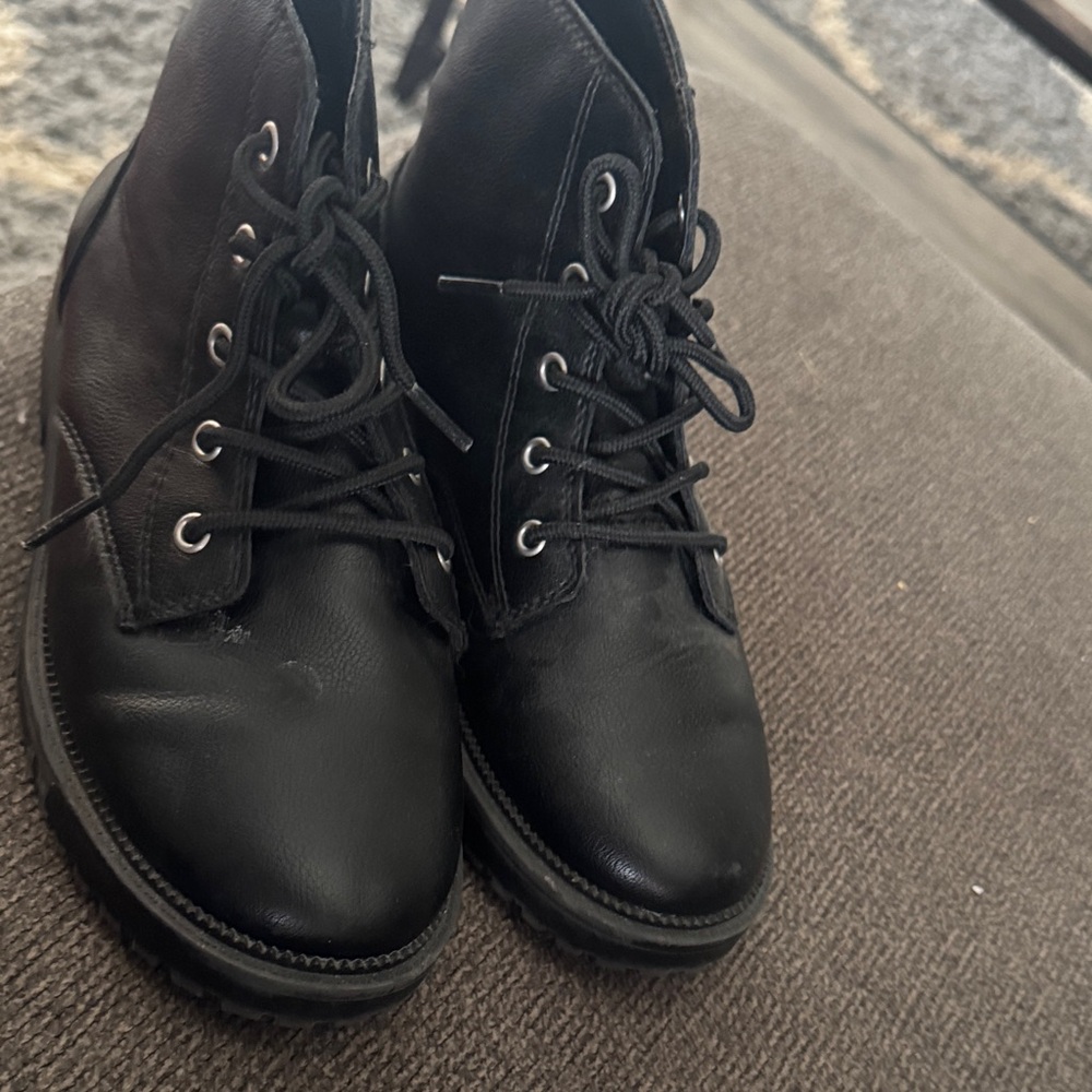 Girls size 5 black boots never worn.